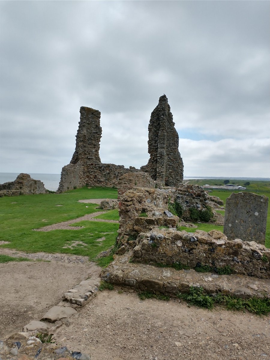 wdrpaint's tweet image. Nice day for a walk 😊#reculvertowers