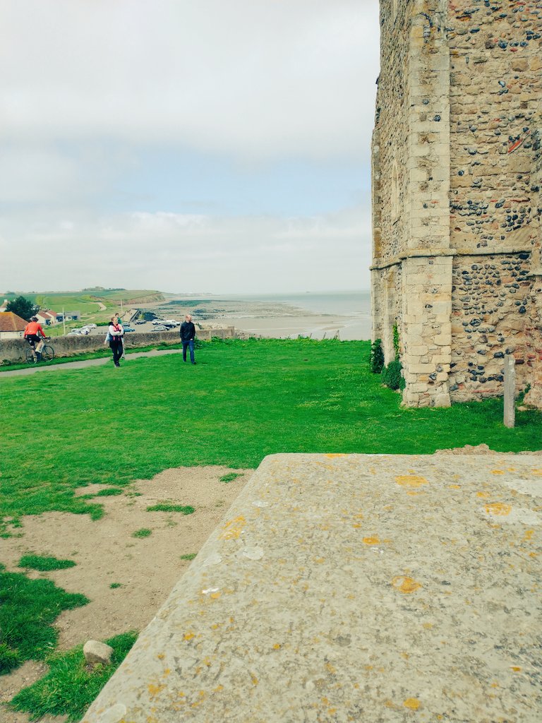 wdrpaint's tweet image. Nice day for a walk 😊#reculvertowers