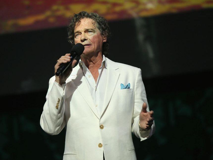 B.J. Thomas, Grammy winning singer of 'Raindrops Keep Fallin' on My Head,' dies at 78