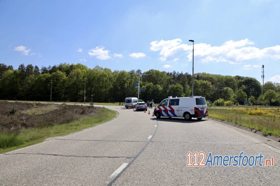 Personenauto in botsing met taxibus op de Stichtse Rotonde in #Amersfoort. 112Amersfoort.