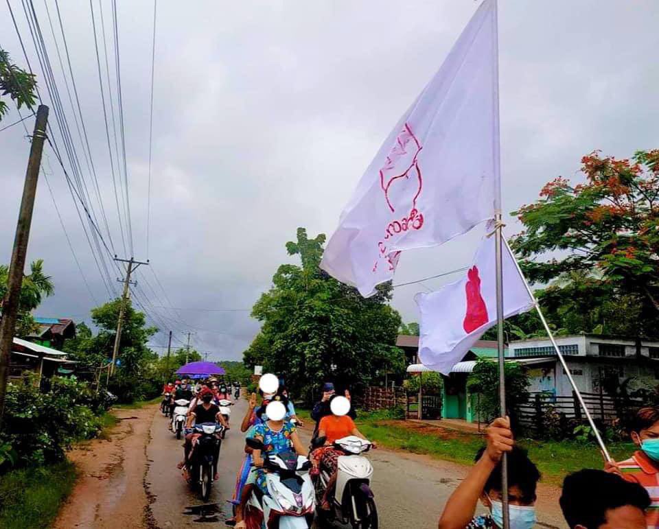 we_gyi's tweet photo. Residents of LaungLon Tsp marched on motorcycles and held a standing protest, screaming slogans demanding the end of the military rule. #WhatsHappeningInMyanmar  #May30Coup https://t.co/ED0SnLGi6A