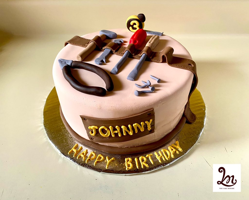 TheCakeMadame's tweet photo. For the gentleman who will always love his tools is this 2 layered red velvet cake, for his birthday celebrations!
#ToolsCake #RedVelvet #Cakegasm https://t.co/wIAgQ8egcY