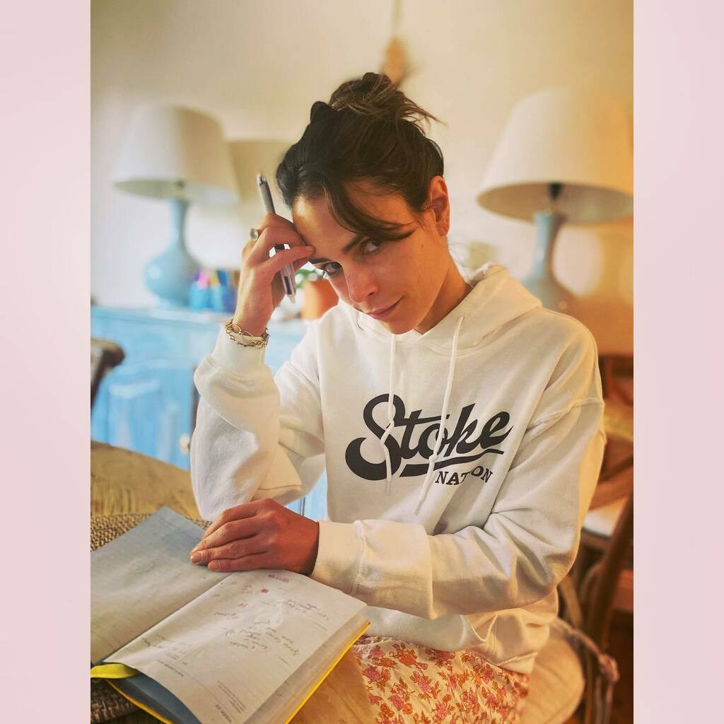 JordanaBrewster's tweet photo. Trying to remain stoked as I juggle my 90’s Filofax calendar #stokenation @chadgoesdeep https://t.co/dvgSH4lcAC https://t.co/7rOyxmAqZp