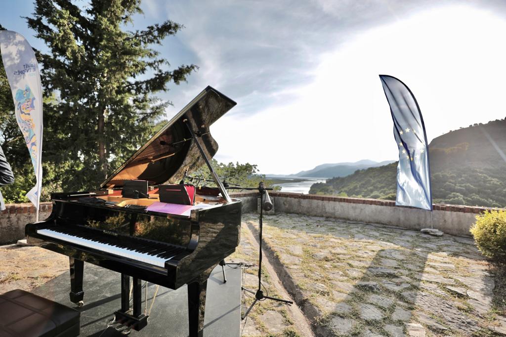 EUinAlbania's tweet photo. The #EuropeWeeks2021 are soon over!
But tonight at 7PM, join us on FB for one last event: the closing concert of @RobertBisha, a unique &amp; outstanding🇦🇱pianist &amp; composer. His performance from the Castle of Butrint will be preceded by the closing remarks of #EU Amb. @LSorecaEU 🇪🇺. https://t.co/TZWH4jYsft