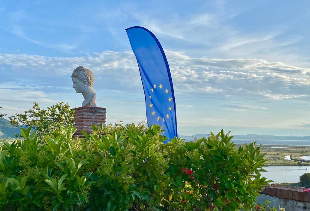 EUinAlbania's tweet photo. The #EuropeWeeks2021 are soon over!
But tonight at 7PM, join us on FB for one last event: the closing concert of @RobertBisha, a unique &amp; outstanding🇦🇱pianist &amp; composer. His performance from the Castle of Butrint will be preceded by the closing remarks of #EU Amb. @LSorecaEU 🇪🇺. https://t.co/TZWH4jYsft