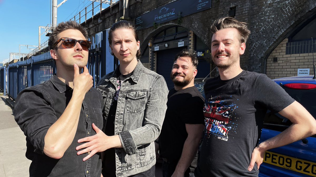 DiveExit's tweet image. Sun's out boys out ☀️