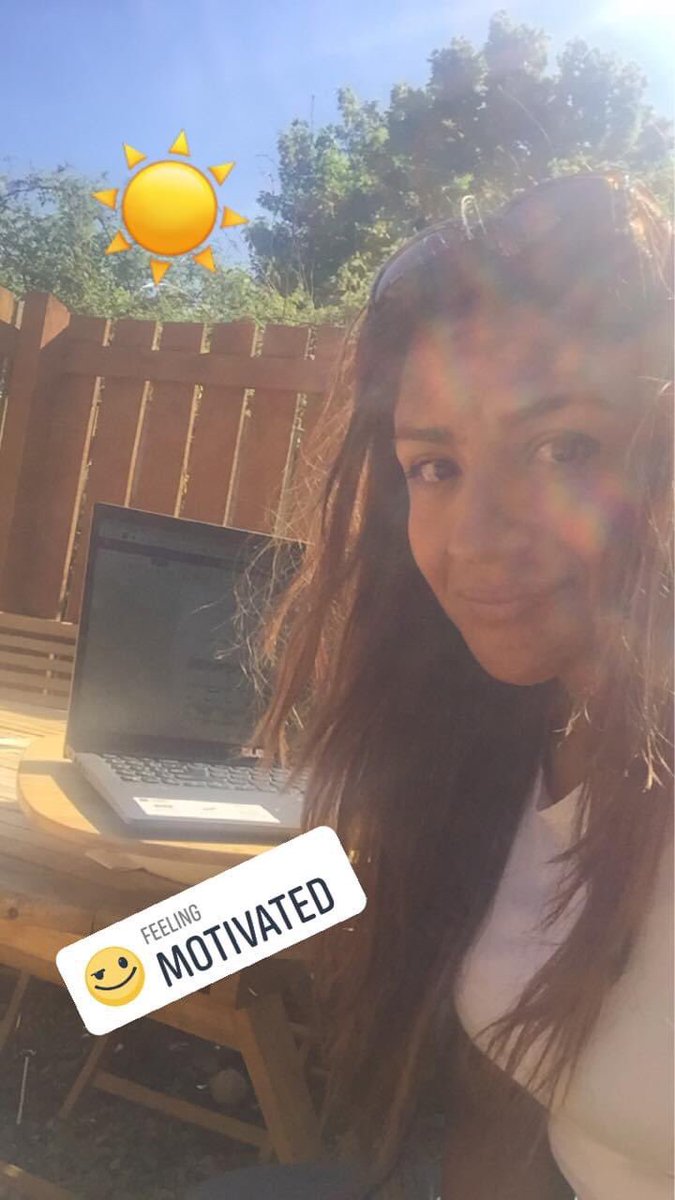 ThumbsUpTweeter's tweet photo. That’s right, working away on a bank holiday weekend. A deadline is a deadline &amp; well, it’s a beautiful day to take the laptop in the garden. #freelancer #BankHolidayWeekend #DigitalMarketing https://t.co/cCvLmWnWws