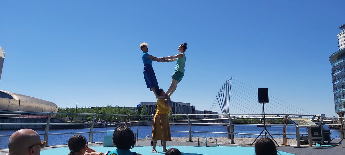 pdfinegan's tweet photo. What a privilege to be out in the sun watching #outdoorarts again
The fabulous @Mimbre_Acrobats (Brilliant! We love you!) at the @The_Lowry #circuit2 https://t.co/iz9DqU96nc