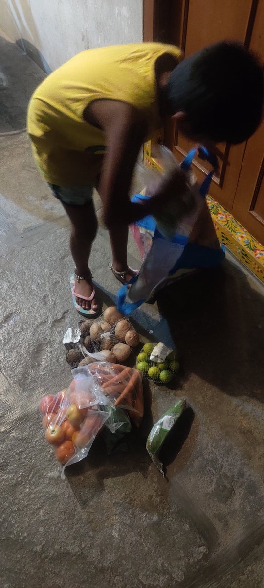 Deepak98068809's tweet photo. @YourStoryCo @Flipkart Ordered vegetables in flipkart and received in this way..
Delivery boy very rudely denied he won't delivery in 2 nd floor.
There only ladies in home can u please give in 2nd floor.
No proper packing no carry bags.
Very rude behaviour &amp; no response from customer care services too https://t.co/signwmXFWi