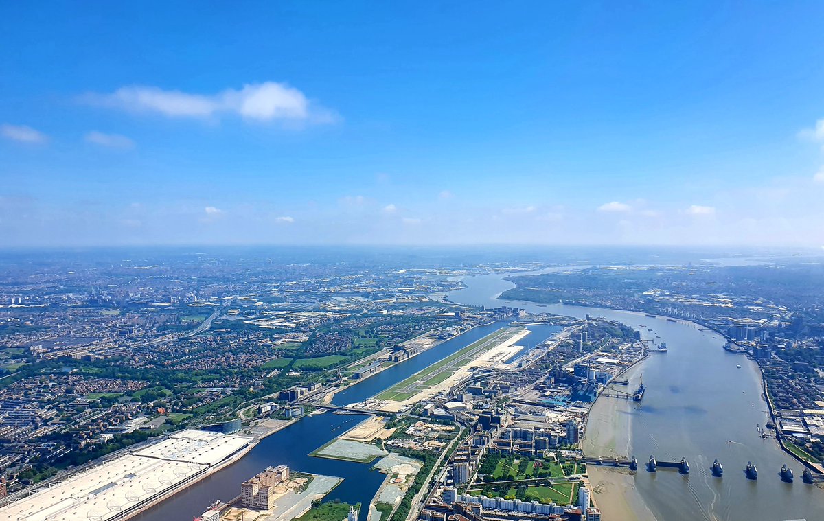 HannahMayPape's tweet photo. Lovely day for a trip through London helilanes 😁 https://t.co/apY1t2IAt0