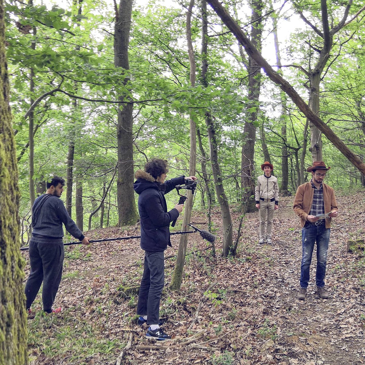 Aujourd’hui on vous emmène en backstage du DT d'Adieu, entre Fictions policières prises un peu trop littéralement, studio d’enregistrement et tournages ambitieux. C'est le 3,4 et 8 Juin à 19h en Michelin, n’oubliez pas: shotgun le 1er Juin à 21h sur hyris.tv/shotgun ! 😇