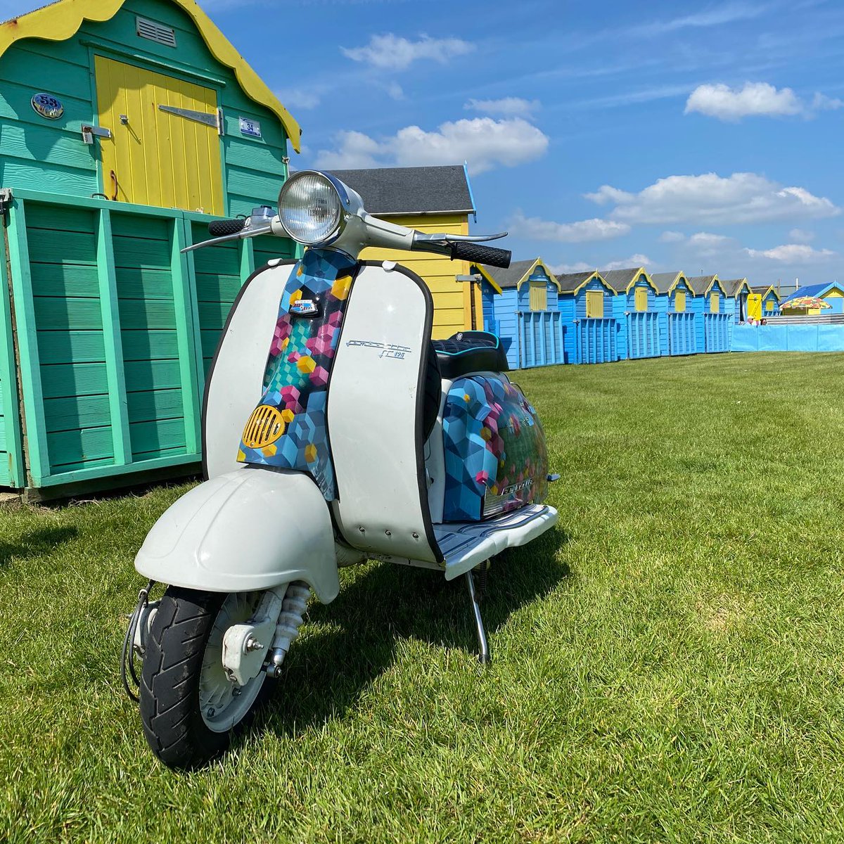 diaryofadetour's tweet photo. Multicoloured beach huts to go with the multi coloured scooter! 💙💚💛

#felpham #felphambeachhuts #beachhuts #beachhutstyle #beachhutlife #phoenixscooterclub #lambrettas
 #lambretta #LambrettaGram #lambrettas #innocenti #RiddenNotHidden #LambrettaWorld #LambrettaStyle #Lambretta https://t.co/6qweHJnyqc