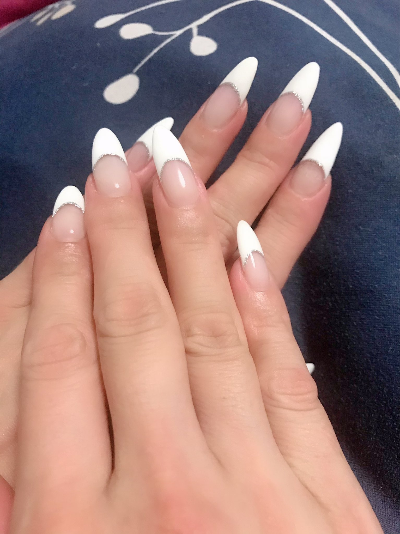 叶門 凛子 ファムファタール池袋 椿ちゃんがフレンチネイルを していたのがも猛烈に素敵で 私も久しぶりに永遠の定番 フレンチ シルバーlineにしてみた カッコいい フレンチネイル 自爪でフレンチ 長い爪フェチ セクシーな指先 T Co