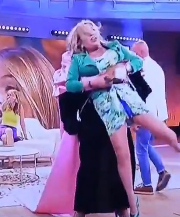 G_abrieLS's tweet photo. #VivaLaVida408 MADRE MÍA 🤦🏿‍♂️ TORITO COMO TE PASAS JAJAJAJJA Y LO PEOR ES QUE LA TÍA SE RÍE!!! https://t.co/TS3sPk683E