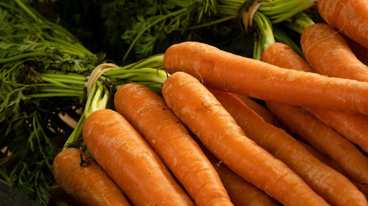 LFHW_UK's tweet photo. Many of us peel carrots out of habit, but the skins are perfectly edible!
Leave the peeler in the drawer to save time and prevent waste π₯π§‘
https://t.co/fGfT3EgXG0
#LoveFoodHateWaste #Carrots #Compleating #WasteLessFood https://t.co/Px8lICrTBD