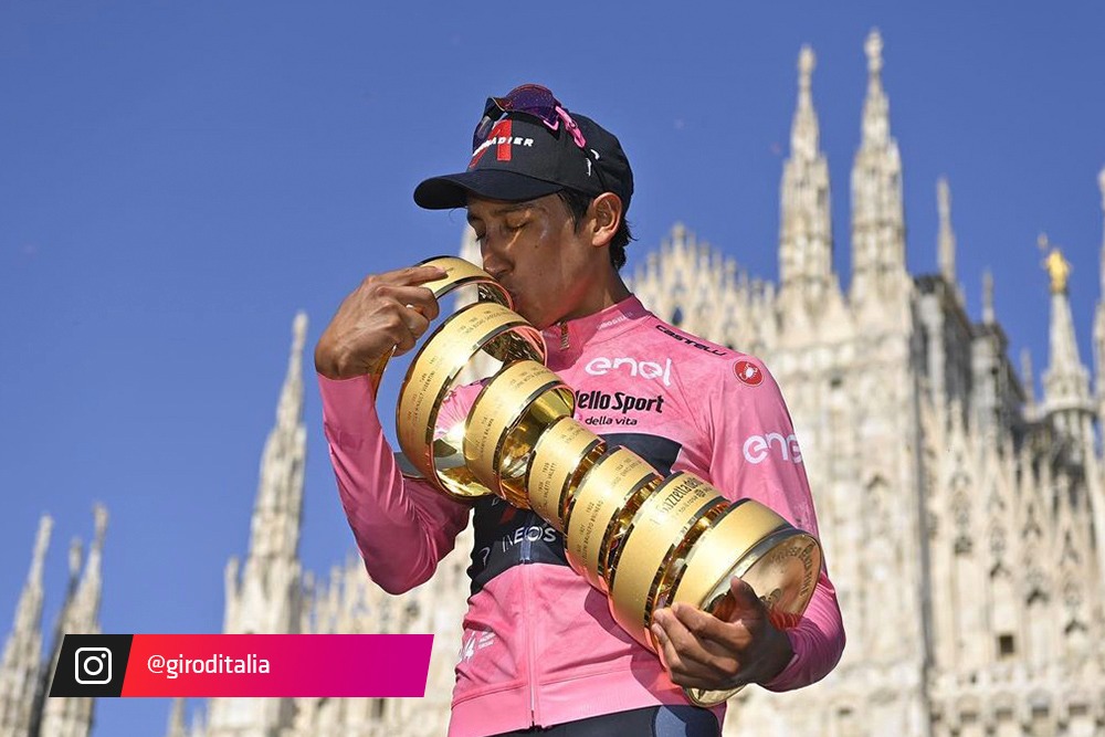 ESPNCiclismo's tweet photo. Aaaawwww 🏆😍

#GIROxESPN
#ESPNCiclismo 

@Eganbernal https://t.co/ruAY4JX16d