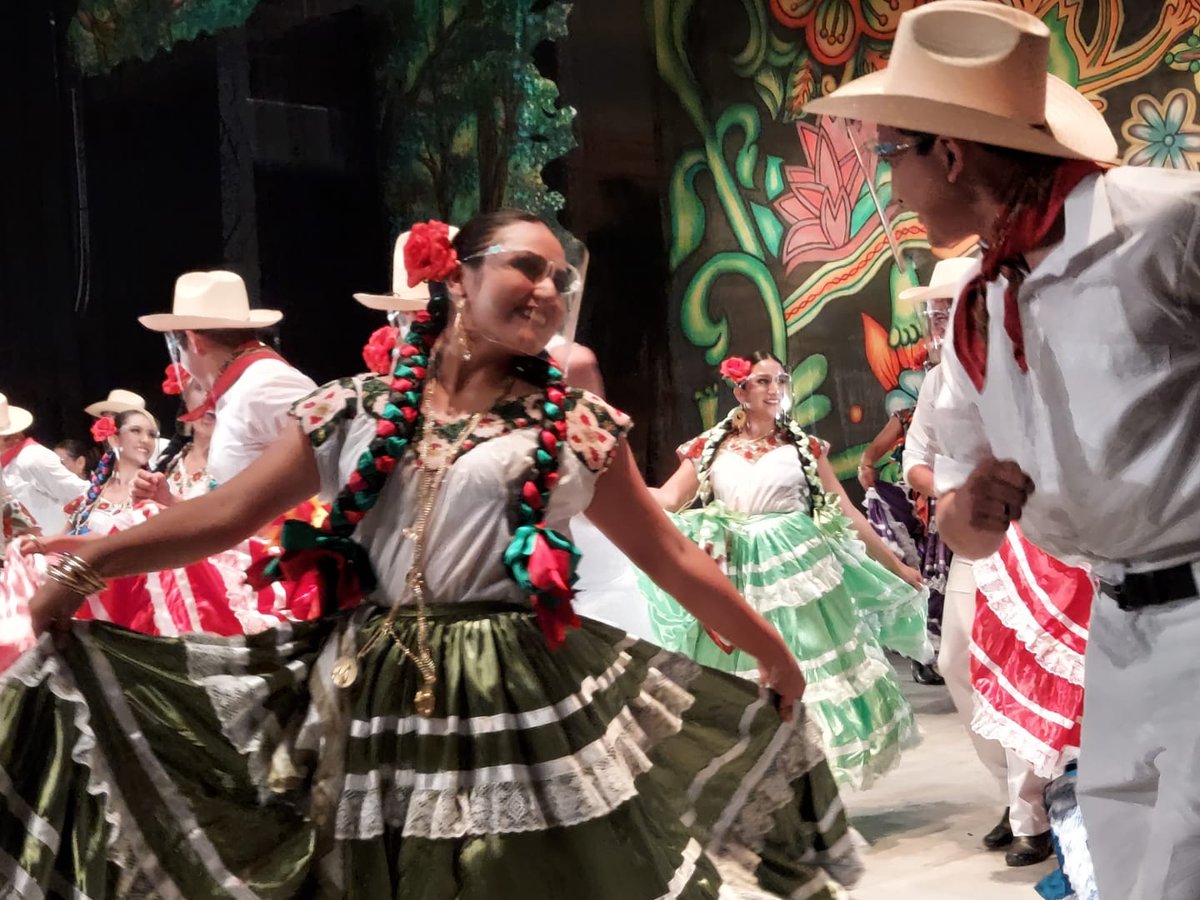 CulturaCampeche's tweet photo. 🥳¡Anduvimos #DeFiestaEnFiesta!💃🕺
Ayer con espectáculo del #GranBallet Folklórico de Campeche, teniendo como invitados especiales al grupo jaranero #BelyMar de #Calkiní.
¡Nos vemos en la siguiente presentación! https://t.co/xHPvFEZJVI