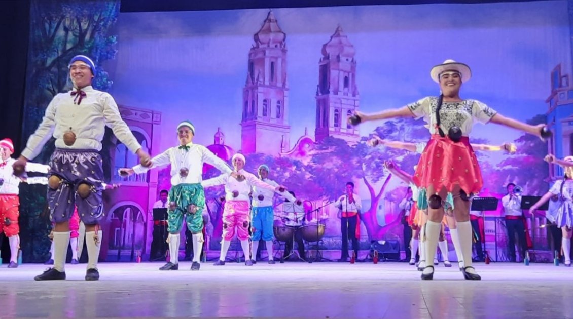 CulturaCampeche's tweet photo. 🥳¡Anduvimos #DeFiestaEnFiesta!💃🕺
Ayer con espectáculo del #GranBallet Folklórico de Campeche, teniendo como invitados especiales al grupo jaranero #BelyMar de #Calkiní.
¡Nos vemos en la siguiente presentación! https://t.co/xHPvFEZJVI