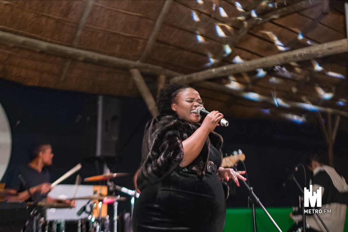 Busi Gold blazzing the stage at the #METROFMLOVEMOVEMENT  <a href="/DISOUFENG_PUB/">Disoufeng Pub & Restaurant</a>