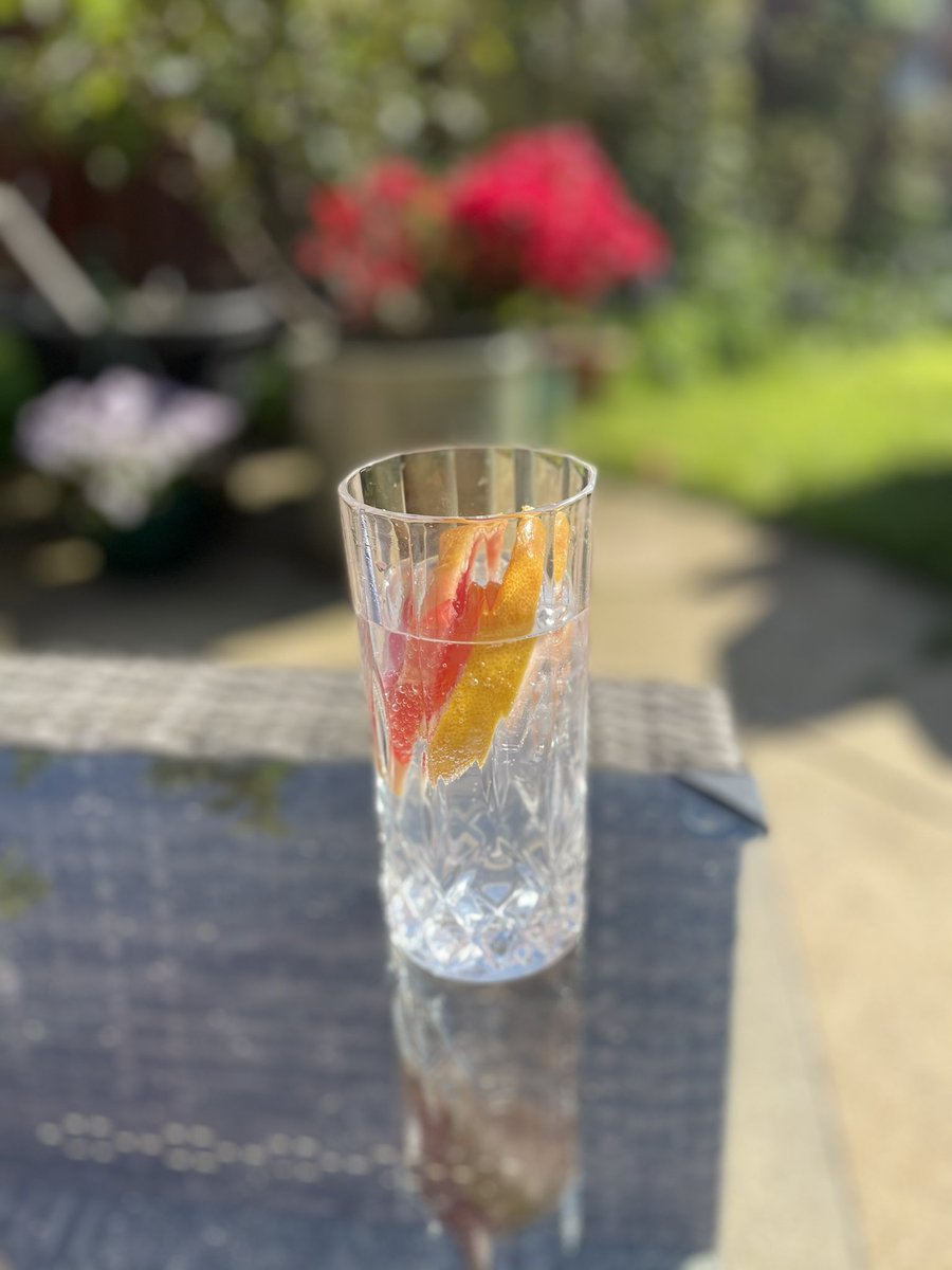 Happy Harris Gin o’clock one and all <a href="/harrisdistiller/">Isle of Harris Distillery</a>