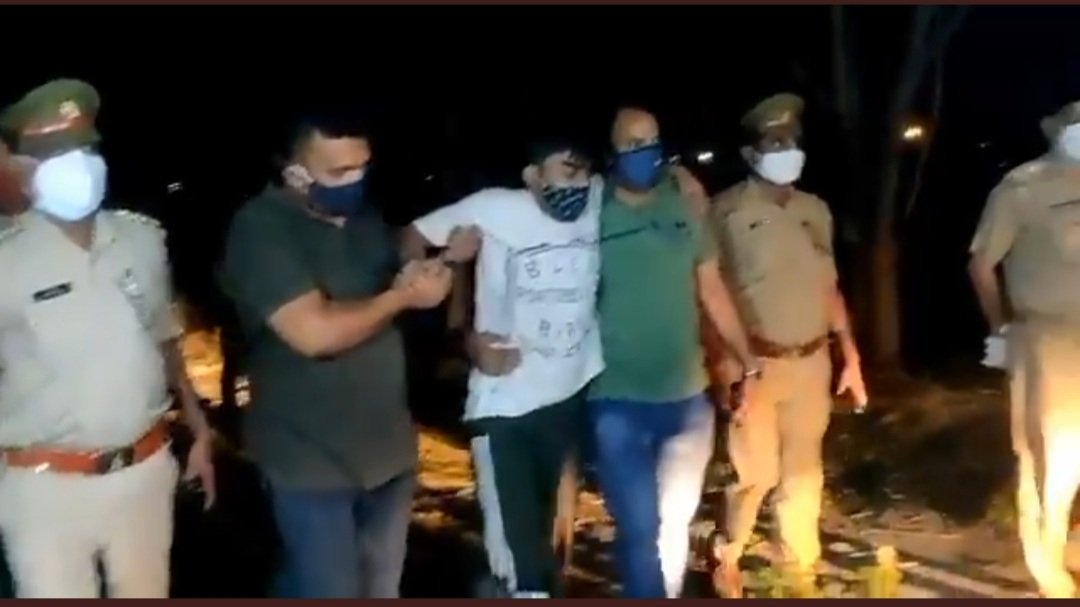 एनसीआर में वाहन चोरी के मास्टरमाइंड बदमाश के साथ ग्रेटर नोएडा के थाना बीटा दो पुलिस की चुहडपुर अंडरपास के पास मुठभेड़, बदमाश को लगी गोली। गाजियाबाद का अरशील बताया जा रहा है बदमाश का नाम
