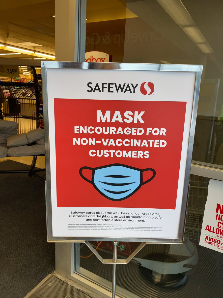BlogFromAmerica's tweet image. スーパーの入り口の表示が、「ワクチン接種していない人は、マスクを奨励します」に変わっているアメリカ。