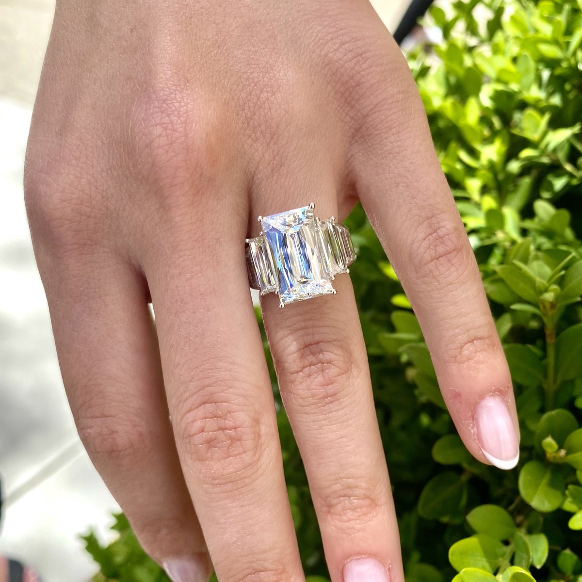 ManfrediJewels's tweet photo. @manfredijewels
Create your dream ring with Manfredi Jewels!
This stunning ring is an emerald cut 8.82 carats ISI1 GIA certified, with graduating diamonds.
.
.
.
#radiantengagementring #radiantdiamond #radiantring #radiantdiamondring https://t.co/r4sG8xU7NT