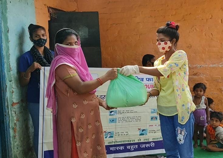 InitiativeOrg_'s tweet photo. #InitiativeForChange
लाकडाउन में असहाय,बेसहारा का सहारा बना इनिशिएटिव फाउण्डेशन इंडिया!
 30 मई 2021 लखनऊः कोरोना कर्फ्यू लगने के बाद से ही गरीब परिवारों को खाने-पीने की समस्या से जूझना पड़ रहा हैं। वही प्रतिदिन कमाकर खाने वाले परिवारों के सामने रोजी-रोटी का संकट आ खड़ा हुआ है।1/1 https://t.co/4hdcg2Djfd