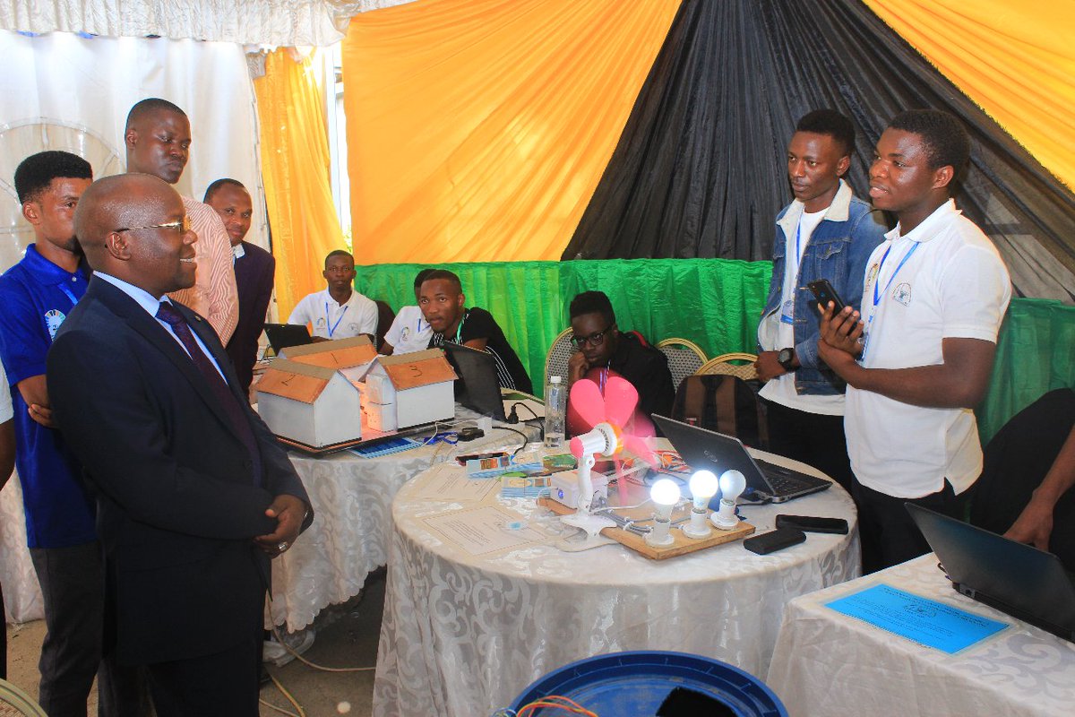 alipoki's tweet image. Mkuu wa Mkoa wa Mbeya Mh. Juma Zuberi Homera akiwa na baadhi ya wabunifu wa WUTz2021 Mkoa wa Mbeya  #SmartCity #SmartDustbin #SmartHome #HomeAutomation #Multi-tenant Meter #VR 
#UchumiWaKidijitali #UchumiJumuishi #UchumiStahimilivu  #SayansiTeknolojianaUbunifukwaUchumiEndelevu