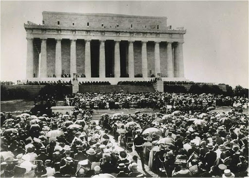 ThisDayInCEHist's tweet photo. 30MAY1922: #LincolnMemorial dedicated on #DecorationDay, now #MemorialDay. Built on reclaimed marshland along the Potomac River, structure has sub-foundation of 122 solid concrete piers anchored in bedrock and upper-foundation of top piers joined together by concrete arches. https://t.co/pXZdPQKuHw