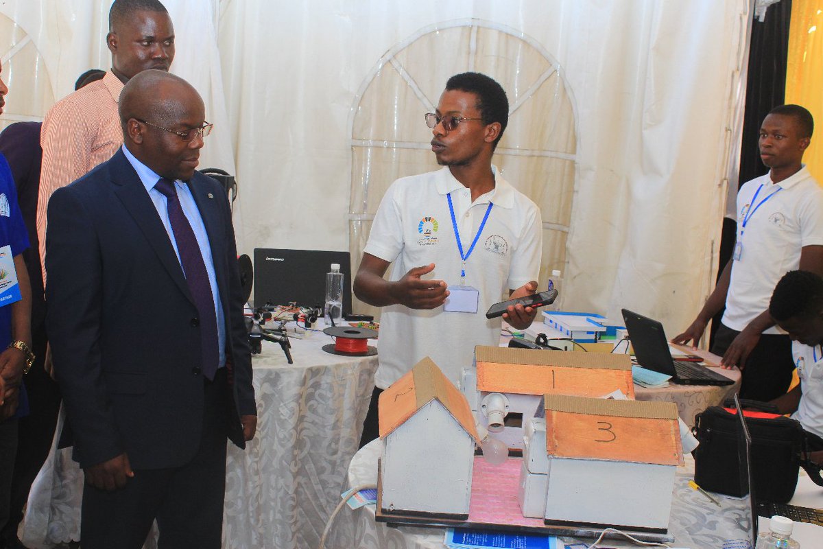 alipoki's tweet image. Mkuu wa Mkoa wa Mbeya Mh. Juma Zuberi Homera akiwa na baadhi ya wabunifu wa WUTz2021 Mkoa wa Mbeya  #SmartCity #SmartDustbin #SmartHome #HomeAutomation #Multi-tenant Meter #VR 
#UchumiWaKidijitali #UchumiJumuishi #UchumiStahimilivu  #SayansiTeknolojianaUbunifukwaUchumiEndelevu