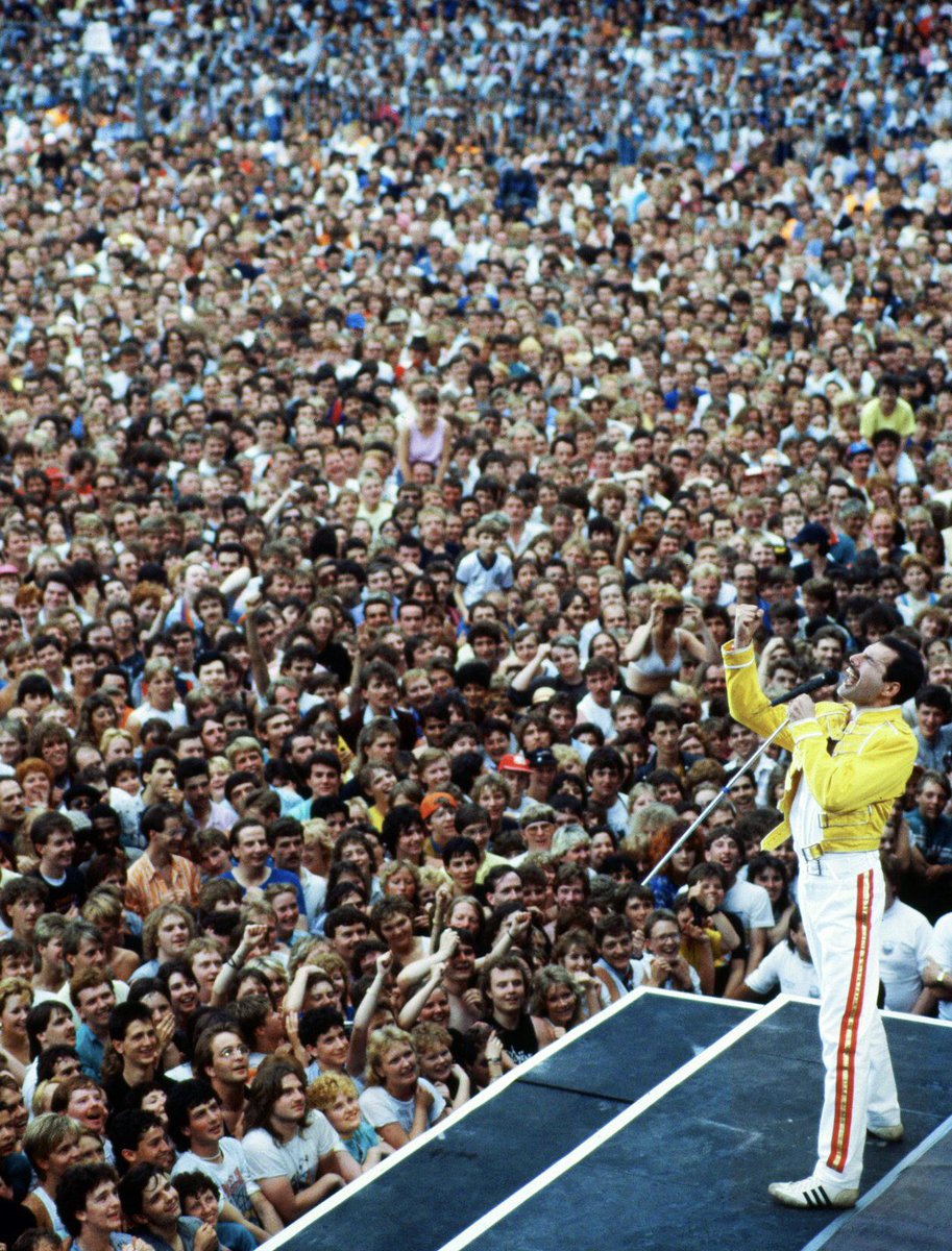 retrochenta's tweet photo. Ampliad esta foto y fijaros en la cara de alegría y fascinación de todos y cada uno de los asistentes a este concierto. No era para menos. https://t.co/dQRgITgHzr
