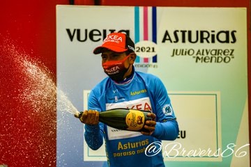 PROFE_RESTREPO's tweet photo. Cero polémica, cero dialéctica.
Nairo con sus logros(Giro y Vuelta)
Egan con los suyos (Tour y Giro)
Ojalá este mismo año se concreten sueños por cumplir de cada uno.
Pero que no haya comparación por favor!!!! https://t.co/Er8qMtuxLd