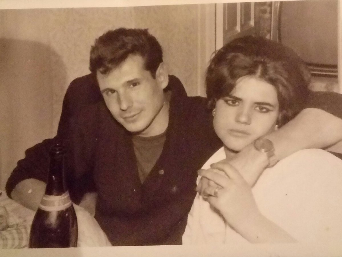 socmarta's tweet photo. 59 anys separen ambdues fotos, avui, la mare i el pare han arribat als 57 anys de casats. Atrotinadets, però junts i q per molts anys els puguem disfrutar! 💕 https://t.co/ThO9DO62sL