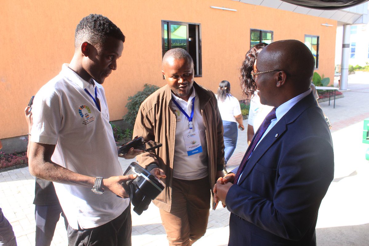 alipoki's tweet image. Mkuu wa Mkoa wa Mbeya Mh. Juma Zuberi Homera akiwa na baadhi ya wabunifu wa WUTz2021 Mkoa wa Mbeya  #SmartCity #SmartDustbin #SmartHome #HomeAutomation #Multi-tenant Meter #VR 
#UchumiWaKidijitali #UchumiJumuishi #UchumiStahimilivu  #SayansiTeknolojianaUbunifukwaUchumiEndelevu