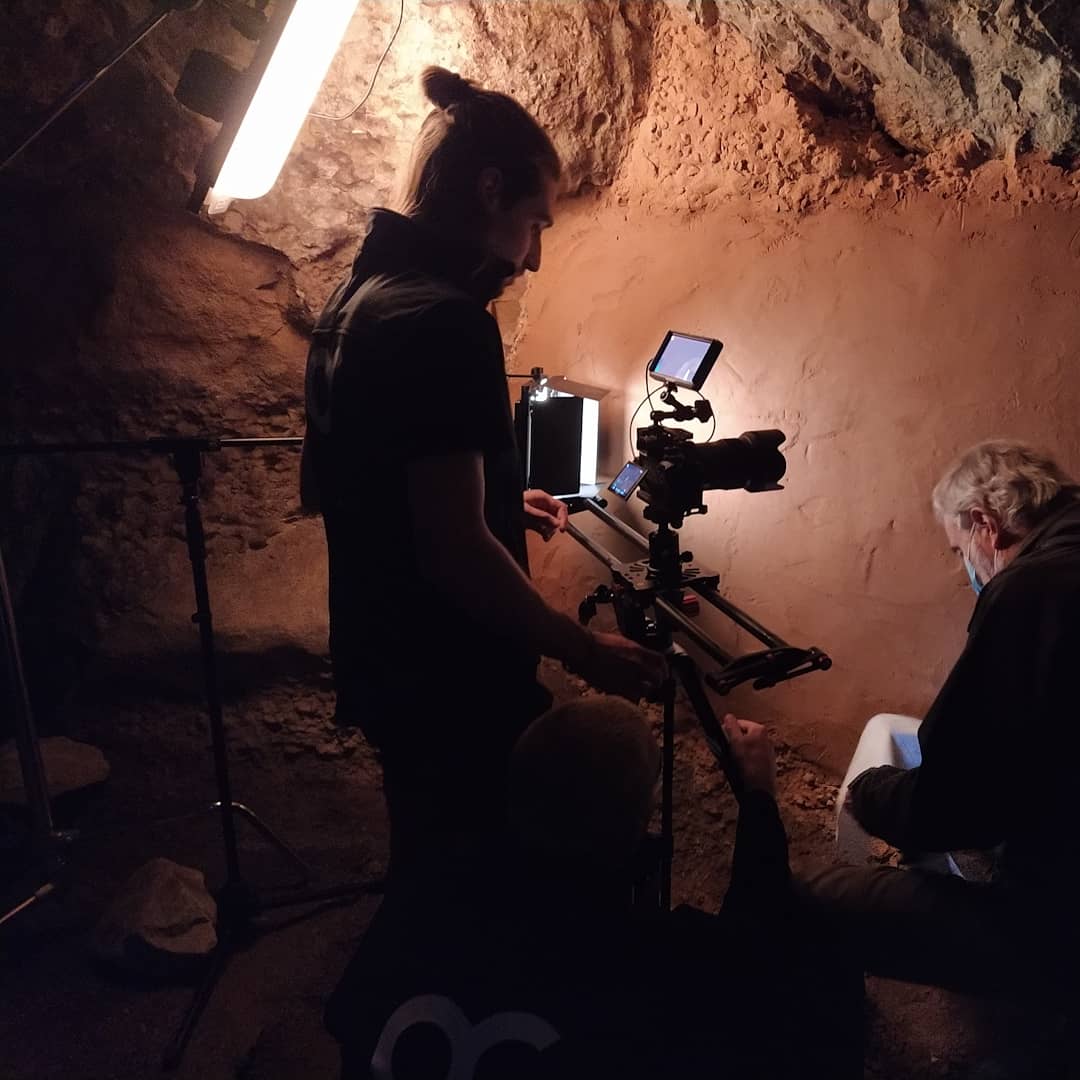 covesespluga's tweet photo. 🎬 Aquesta setmana les Coves de l'Espluga han acollit el rodatge per un nou audiovisual que es projectarà durant la visita i que parlarà sobre el conjunt dels més de 300 gravats paleolítics que es troben a la galeria de can Palletes a la Cova de la Font Major. https://t.co/37jJKu0Ahm
