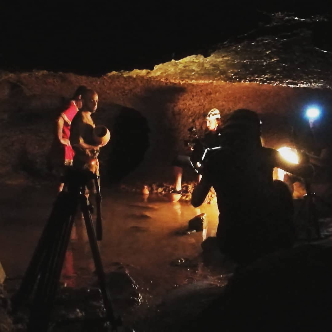 covesespluga's tweet photo. 🎬 Aquesta setmana les Coves de l'Espluga han acollit el rodatge per un nou audiovisual que es projectarà durant la visita i que parlarà sobre el conjunt dels més de 300 gravats paleolítics que es troben a la galeria de can Palletes a la Cova de la Font Major. https://t.co/37jJKu0Ahm