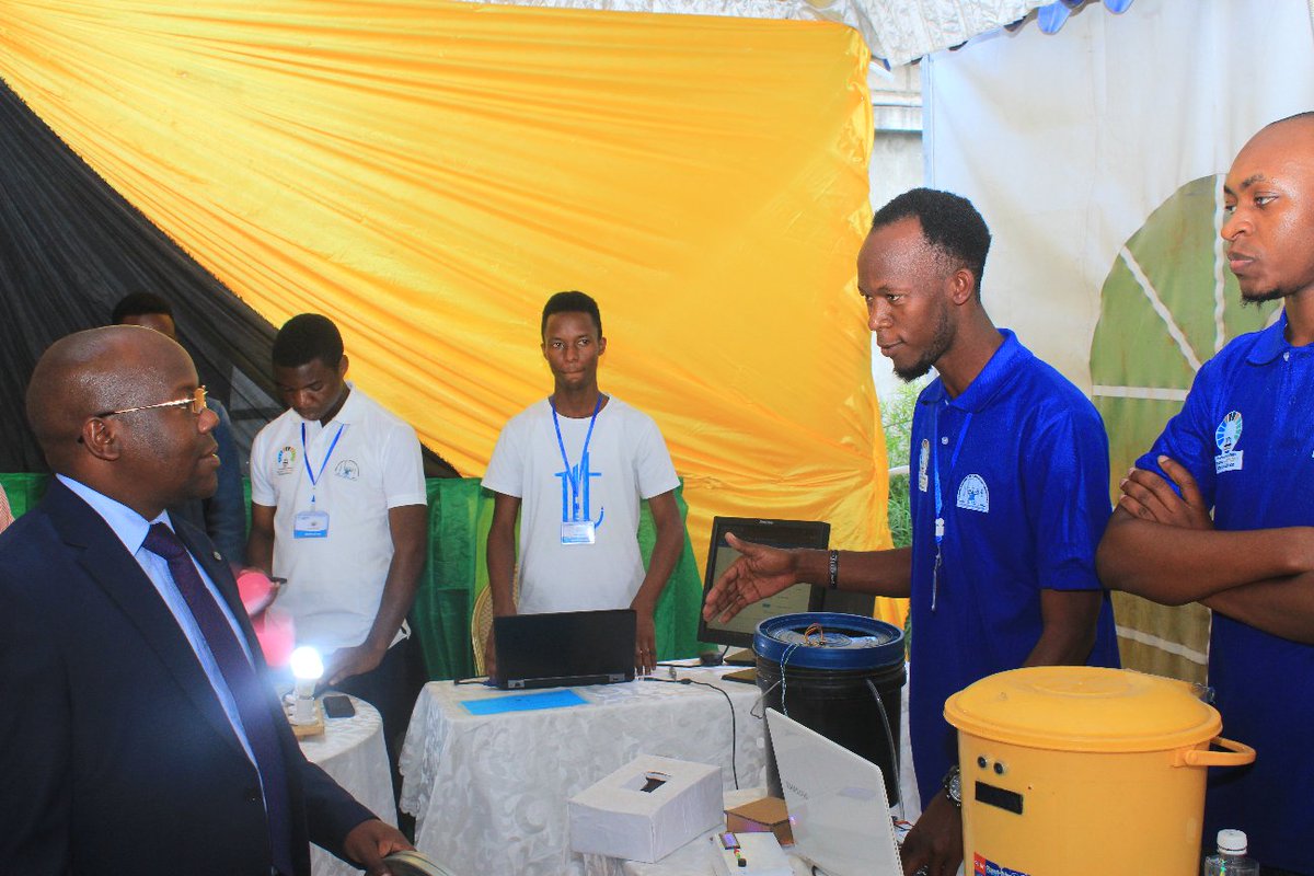 alipoki's tweet image. Mkuu wa Mkoa wa Mbeya Mh. Juma Zuberi Homera akiwa na baadhi ya wabunifu wa WUTz2021 Mkoa wa Mbeya  #SmartCity #SmartDustbin #SmartHome #HomeAutomation #Multi-tenant Meter #VR 
#UchumiWaKidijitali #UchumiJumuishi #UchumiStahimilivu  #SayansiTeknolojianaUbunifukwaUchumiEndelevu