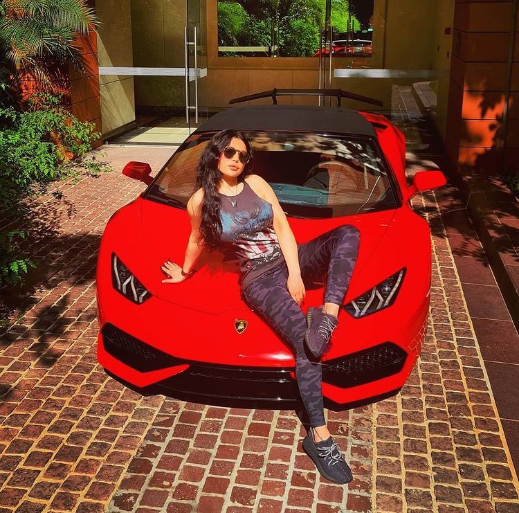 BilaRakaba's tweet photo. إطلالة فريش ومفعمة بالحيوية لـ #هيفاء_وهبي مع اللمبرغيني @HaifaWehbe https://t.co/L8GScfO4L4