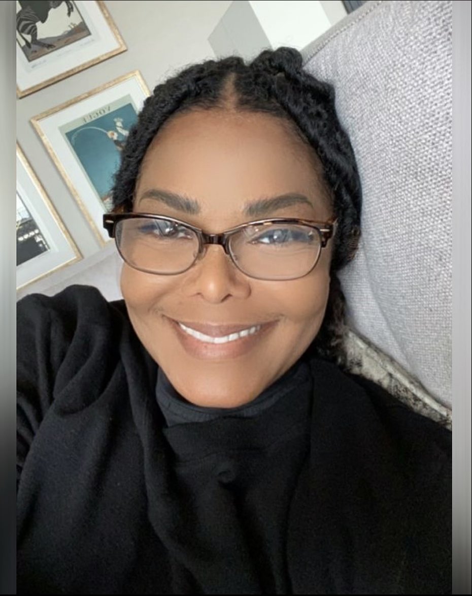 JanetJackson's tweet photo. Happy Sunday u guys 😘 https://t.co/9tmhH53oHH