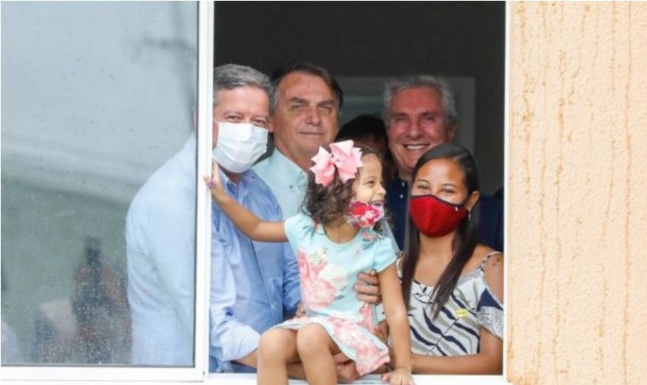 lmeida_fatima's tweet photo. @Collor Seria melhor mais juntinhos, né? Tipo, assim, sem máscaras, pra mostrar o sorriso ensaiado, ou expondo crianças ao risco de contaminação... https://t.co/4XjDL3YPUl