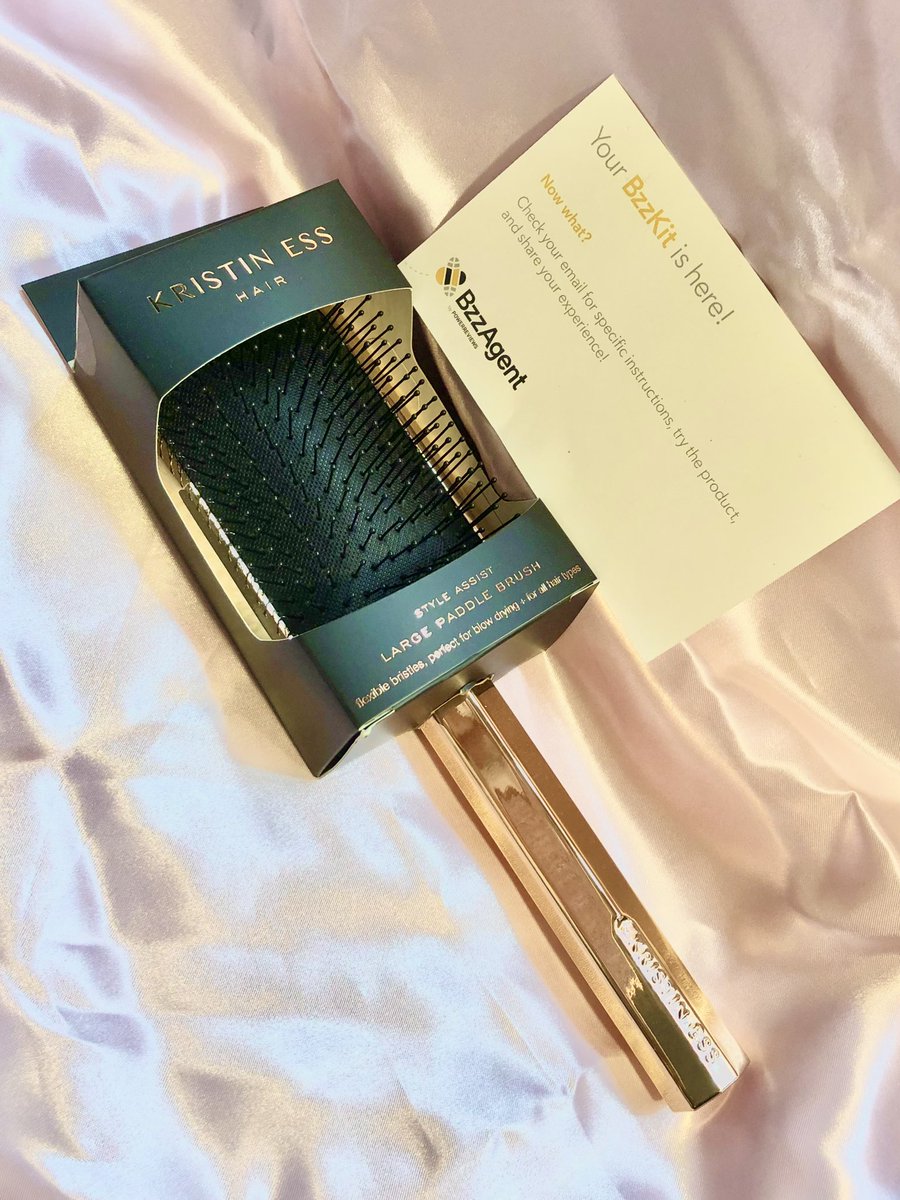 Stephan54707262's tweet photo. Kristen Ess detangling brush complimentary gift from BZZAgent ❤️ https://t.co/XKy94pKknV
