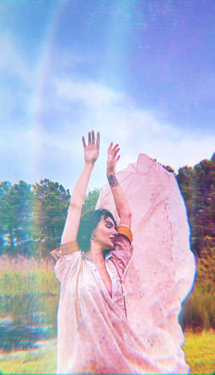 𝐹𝓁𝓎 𝓂𝑒 𝓉𝑜 𝓉𝒽𝑒 𝓂𝑜𝑜𝓃..💜

 #BirceAkalay