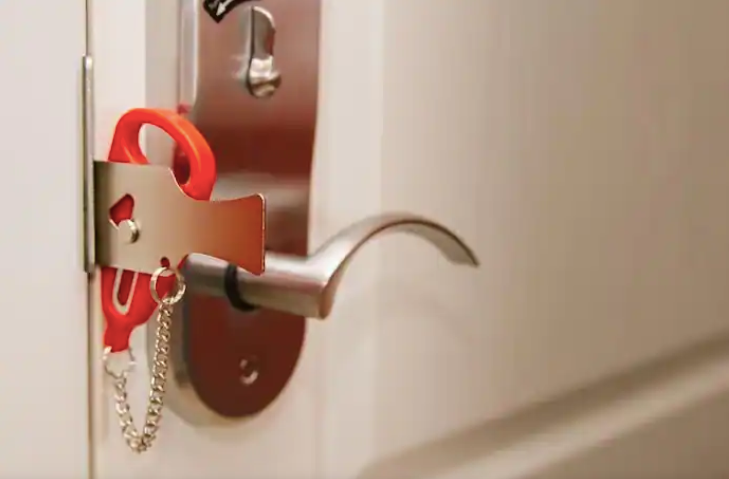 Wanderherco's tweet photo. #SafetyFirst 💙  While there are so many great reasons for you to #travelsolo, you can never be too careful when it comes to your safety  👀

Read more about the new portable locks for extra protection: 
https://t.co/vTFYdVDRh5 https://t.co/tv1LqGrYuj