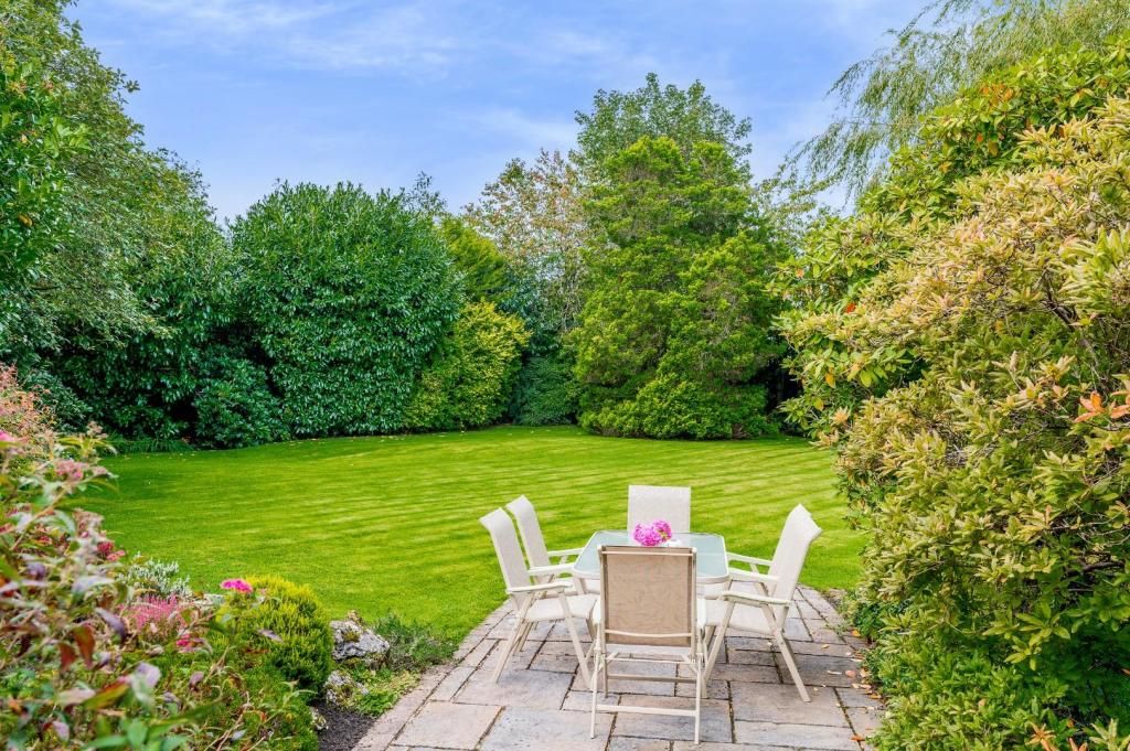 ClavesEstates's tweet photo. As spring transitions to summer, our BBQs are dusted off, the garden furniture is pulled out and we begin to enjoy the warm days in the garden again! 🌞 Looking for a beautiful garden to make more of those lovely summer memories in, you're in luck >>> https://t.co/sKTB91w08S https://t.co/uKQIMFiRig