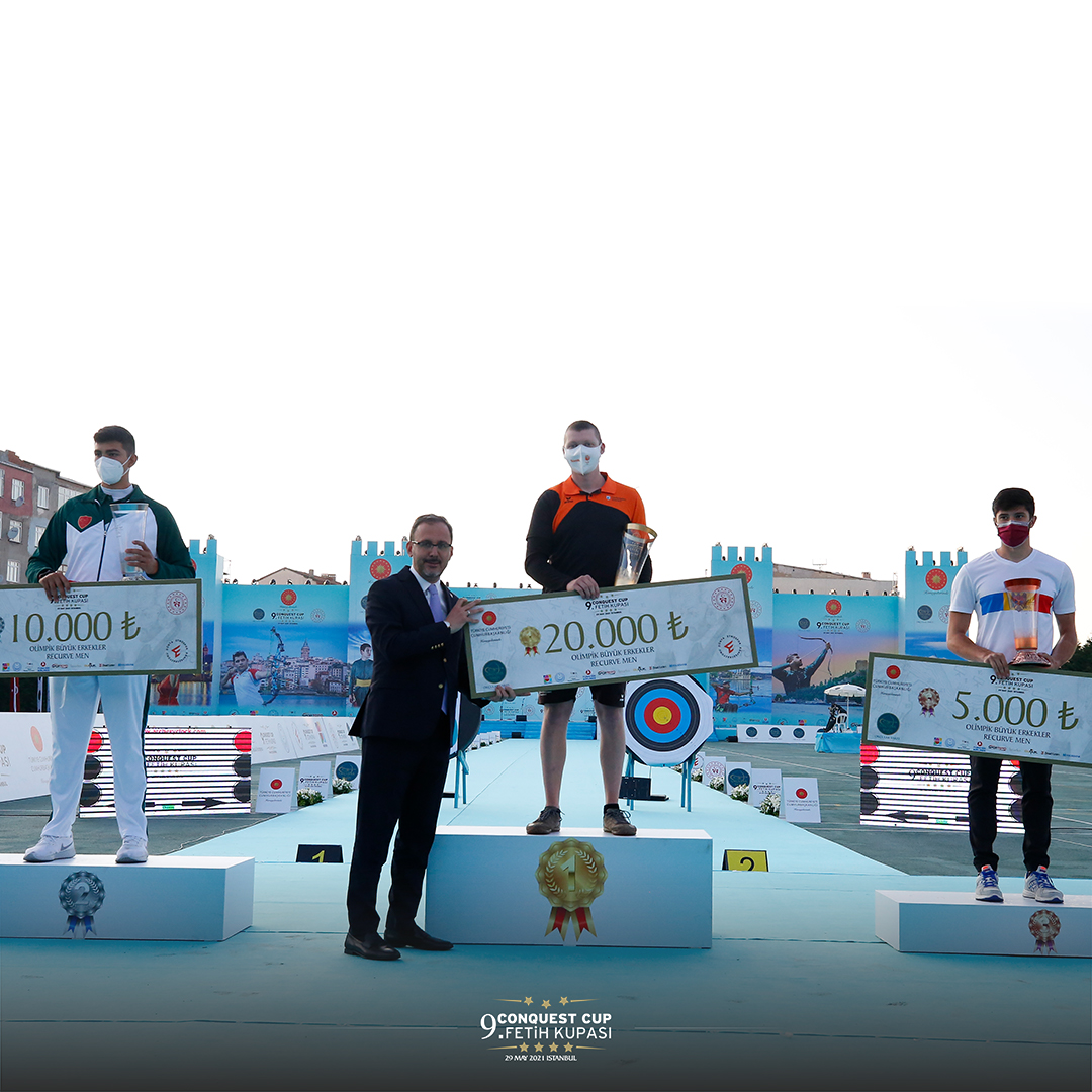 Klasik yay erkekler kategorisinde mücadele eden Sjef Van Den Berg altın, Sporcumuz Harun Kırmızıtaş gümüş, Don Olaru ise bronz madalyanın sahibi 
oldu.

Dereceye giren sporculara ödüllerini T.C. Gençlik ve Spor Bakanı Dr. Muharrem Kasapoğlu takdim etti.