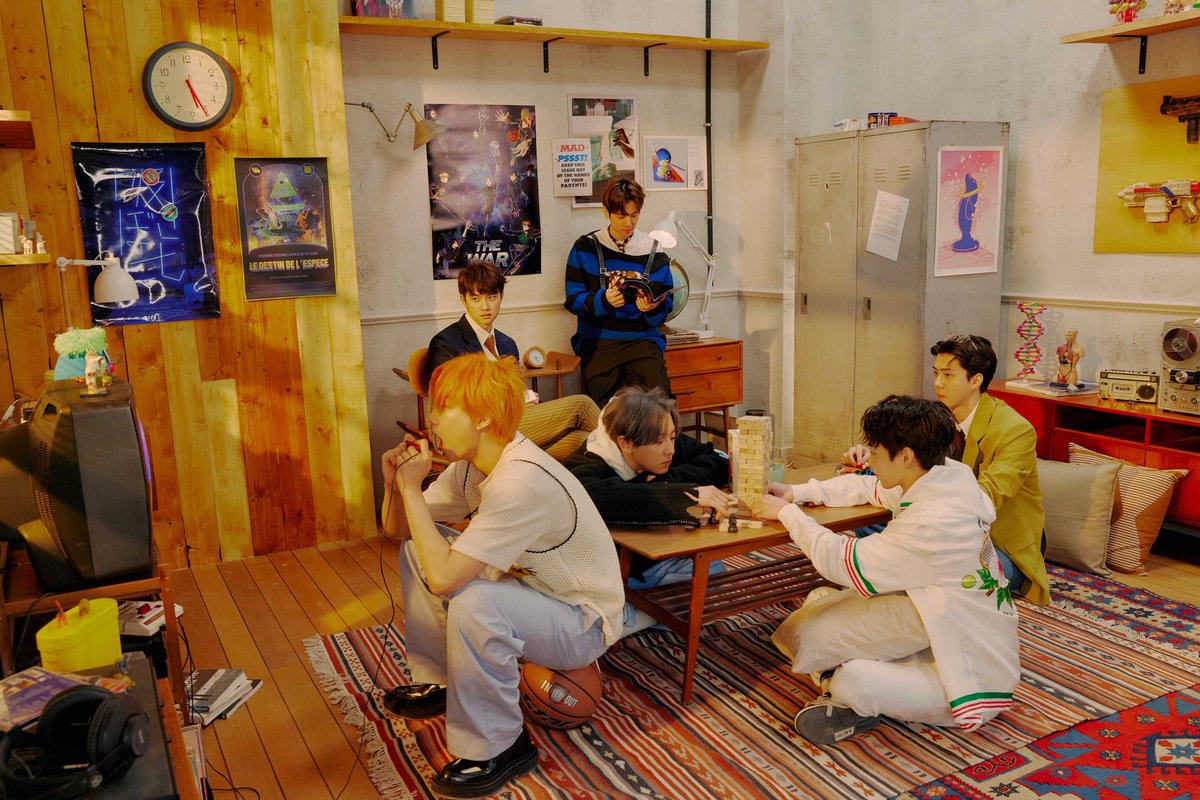 쉰화 So If Exo Is Just Playing Video Game S In The Parallel Universe In Power And Don T Fight The Feeling Then These Are Exo Playing Exo As The The