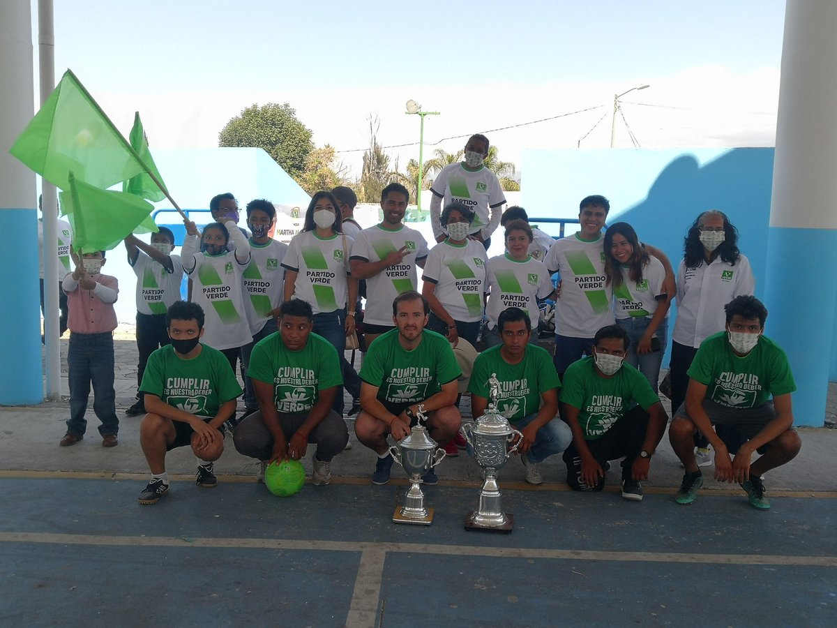 VerdeAtlixco's tweet photo. Iniciamos los cierres de campaña de nuestra candidata Martha Alatriste @AlatristeMartha con unas retas fútbol. https://t.co/IfIGnddCTC