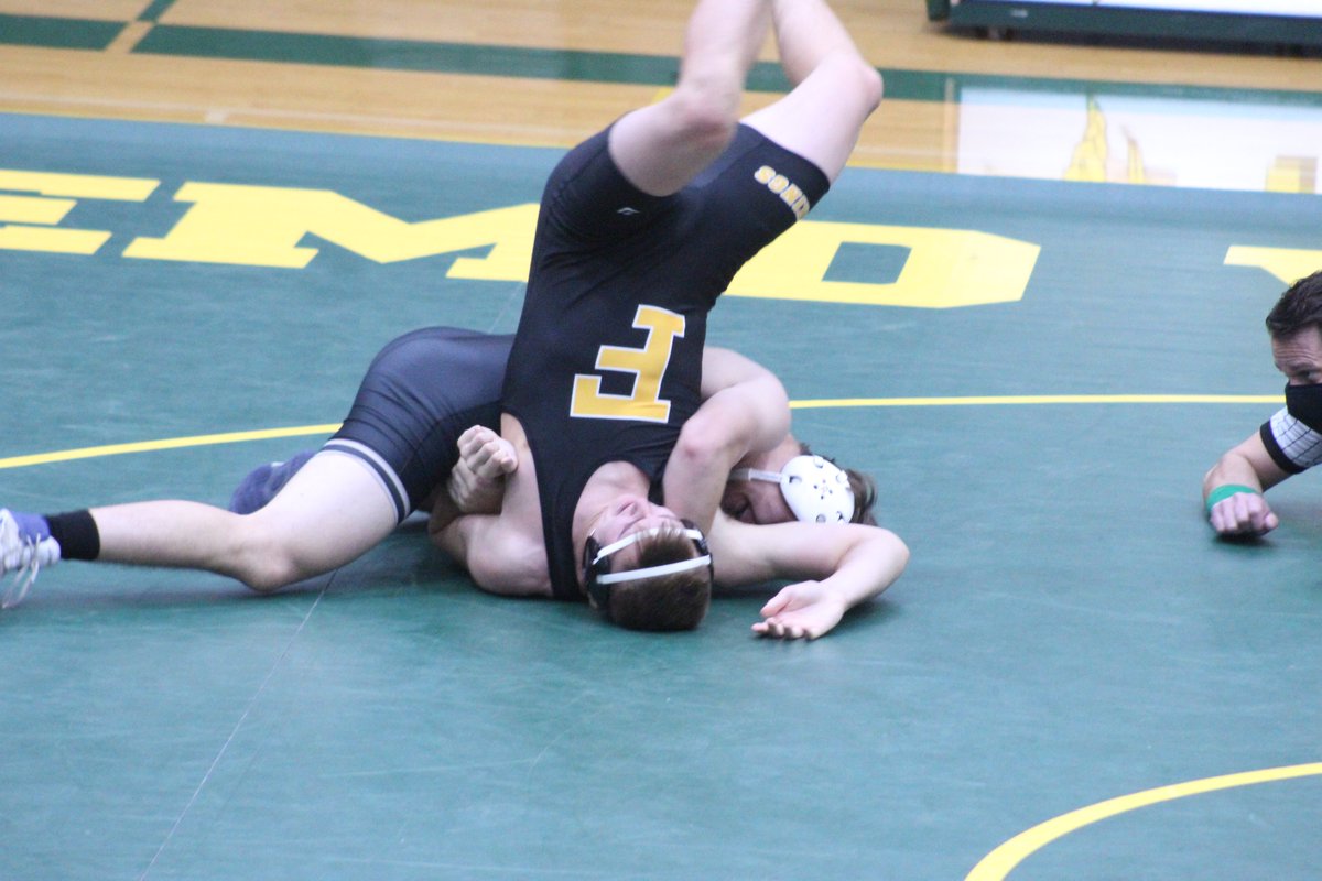 mcchs_wrestling's tweet photo. A few great falls by Gaddy, Jimenez, Burke, Miller. A total of 10 falls for the day for our Tri against Fremd and St. Charles East. #pinningandwinning #stickem #getit #silvaclap #thestormhasarrived #hurricanes https://t.co/JBnEijUeQW