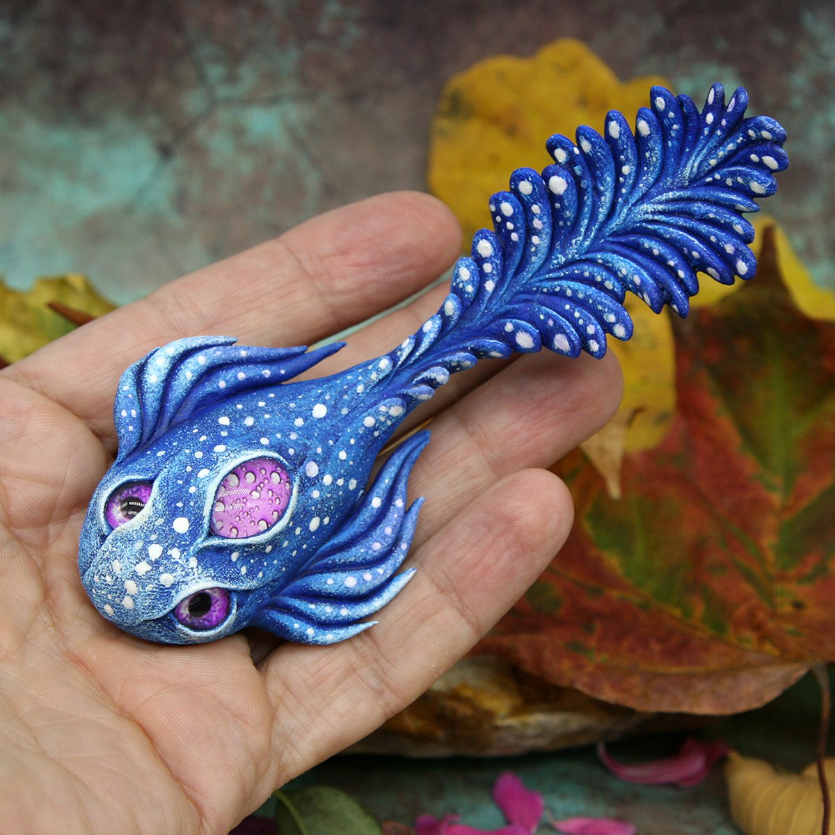 rainbowmarleo's tweet photo. Feather of blue, feather of skies, feather of seas. Fish of space, slug of imagination, reality of unreal.

https://t.co/3bmor87P5U

#peacock #feather #bluedecor #fantasyanimal #animaldesign #aquaticanimal #alienanimal #aliencreature #creaturedesign #seaslug #nudibranch #bentos https://t.co/H2TQOzS4vt